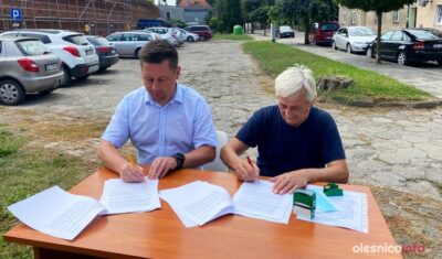 Umowa na przebudowę parkingu podpisana na… parkingu