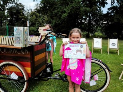 Mobilna czytelnia BOOKWORM na basenie letnim Atol