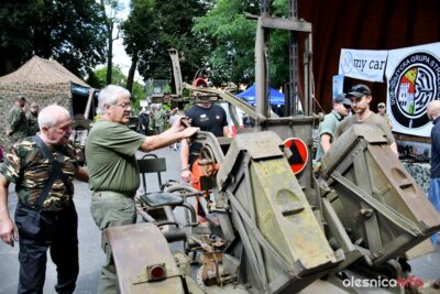 Militarne klimaty w dobroszyckim parku. Trwa festyn z okazji święta Wojska Polskiego