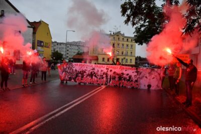 Obchody 77. rocznicy wybuchu Powstania Warszawskiego pod muralem przy Rondzie Żołnierzy Wyklętych [WIDEO]