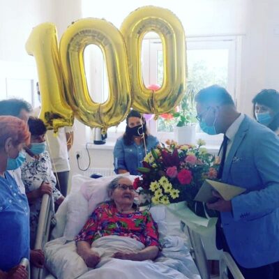 Setne urodziny Pani Janki. Były kwiaty, tort i życzenia