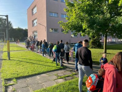 Długa kolejka do szkoły. Rodzice oburzeni pytają: co będzie, gdy zrobi się naprawdę zimno?