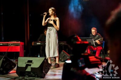 Natalia Krawiec z Oleśnicy wygrała ogólnopolski festiwal. Nagrodę odebrała z rąk Dominiki Gawędy