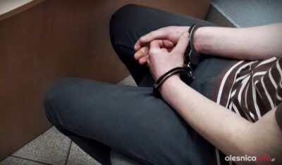 Poszukiwani przez sąd w kradzionym samochodzie. Jeden z nich dokonał rozboju