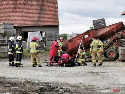 15-latek przygnieciony przez maszynę rolniczą. Na miejscu lądowało Lotnicze Pogotowie Ratunkowe [WIDEO]