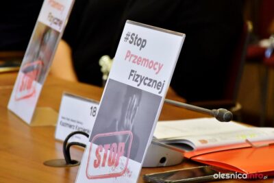 Stop przemocy fizycznej. Symboliczne tabliczki na sesji Rady Miasta Oleśnicy