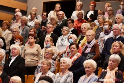 Oleśniccy emeryci z Ogólnopolską Kartą Seniora