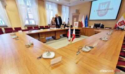 Tylko dziewięciu radnych pojawiło się dzisiaj w ratuszu. Sesja się nie odbyła. Opozycja wydaje oświadczenie [WIDEO]