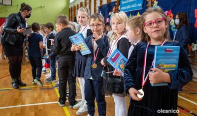 Pierwszoklasiści z SP 3 pasowani na uczniów [ZDJĘCIA]