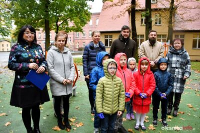 Pierwszoklasiści posadzili dęby przy Szkole Podstawowej nr 1