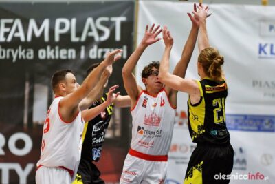 Świetny Rodak zapewnia zwycięstwo KK Oleśnica i premierową wygraną trenera Piotra Gliniaka w tym sezonie