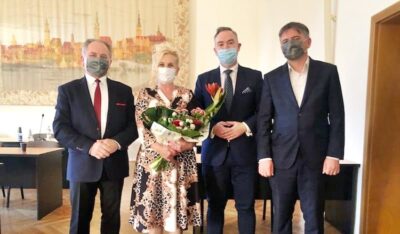 Władze powiatu z życzeniami dla dyrektorki Urszuli Kozioł