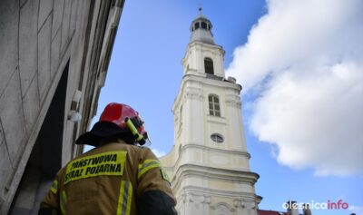 Naderwana blacha na kościelnej wieży zagraża przechodniom