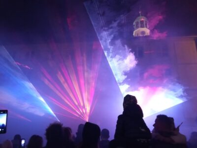 Droga do wolności. Laserowe iluminacje rozświetliły centrum Oleśnicy