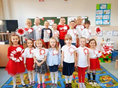 Szkoła do hymnu. Oleśnicka podstawówka wzięła udział w ogólnopolskiej akcji [ZDJĘCIA]