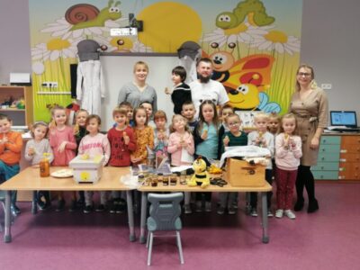 Rafał Klimkiewicz z Pasieki Gutek z wizytą u przedszkolaków