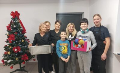 Dzieci ze świetlicy środowiskowej na wspólnym pieczeniu pierników