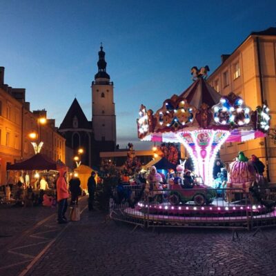 Warsztaty plastyczne, rzeźbienie w lodzie i karuzela, czyli atrakcje MOKiS-u podczas jarmarku