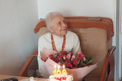 Burmistrz z kwiatami i życzeniami u 100-letniej mieszkanki Oleśnicy
