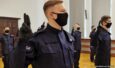 Nowo przyjęci policjanci składają ślubowanie. Kolejne przyjęcia do służby w tym roku