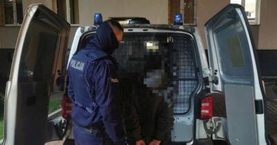 Szedł przez miasto i wywracał śmietniki. Okazało się, że był poszukiwan