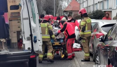 Ratownicy przenieśli nieprzytomnego mężczyznę na noszach do karetki - Oleśnica