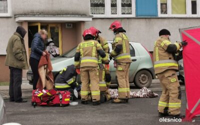 Strażacy walczą o życie mężczyzny. Karetka jedzie z Sycowa