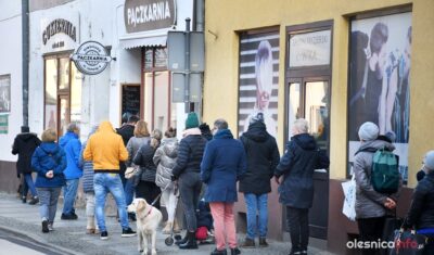 Długie kolejki przed pączkarniami, cukierniami i piekarniami w Oleśnicy