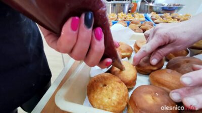 Trwa wielkie odliczanie do Tłustego Czwartku. Pączki smażą cukiernie i piekarnie. Smażą je panie ze Smolnej [ZDJĘCIA]