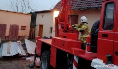 Uszkodzony dach i powalone drzewo. Interwencje straży z Międzyborza