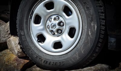 Opony znanej marki – czy w przypadku ogumienia warto płacić za renomę?