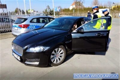 Pędził jaguarem w stronę Oleśnicy. Jak skończyło się spotkanie 68-latka z policją?