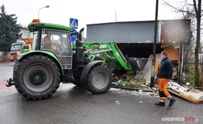 Rudera przy ul. Krzywoustego w Oleśnicy wreszcie doczekała się rozbiórki