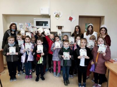 Pierwszaki z jedynki zostały pasowane na czytelnika