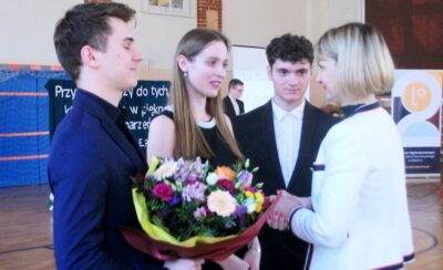 Trzecioklasiści z II Liceum Ogólnokształcącego w Oleśnicy w Oleśnicy odebrali świadectwa [ZDJĘCIA]