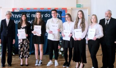 Prymusi i wyróżnieni trzecioklasiści z II LO [NAZWISKA]