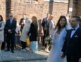 Burmistrz na ślubnym kobiercu. Przed kościołem na nowożeńców czekali mieszkańcy [WIDEO]