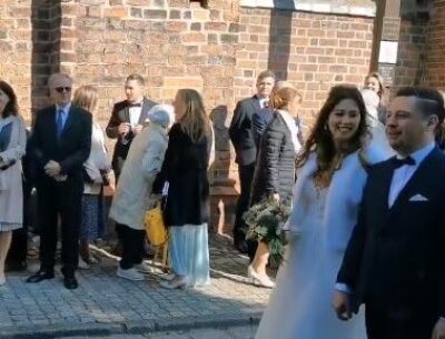 Burmistrz na ślubnym kobiercu. Przed kościołem na nowożeńców czekali mieszkańcy [WIDEO]