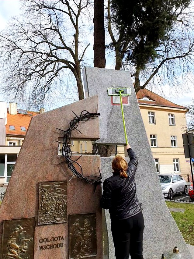 Wspólne sprzątanie pomnika Golgota Wschodu w Oleśnicy
