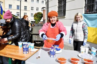 Na jarmarku wielkanocnym Ukrainki częstowały oleśniczan pierogami i barszczem [ZDJĘCIA]