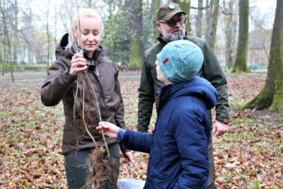 Dzień Ziemi w Oleśnicy. Wspólne sadzenie drzewek w Parku Książąt Oleśnickich