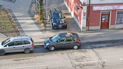Miszczowie parkowania. Tak się zdarza parkować oleśnickim kierowcom [ZDJĘCIA]