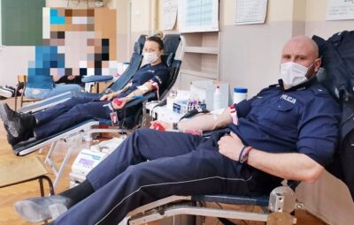 Policjanci z oleśnickiej komendy oddali krew i uczcili pamięć Stanisława Giemzy