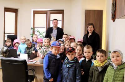 Przedszkolaki z wizytą i życzeniami u wójta
