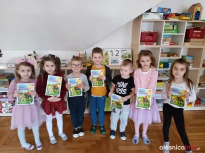 Kartki wykonane przez przedszkolaki ozdobiły szatnię