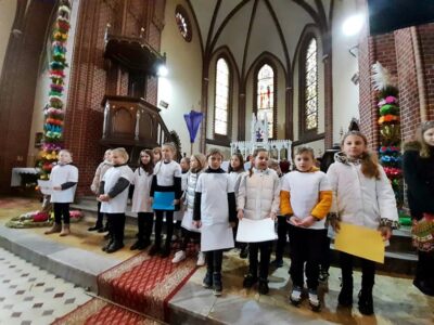 Uroczysta oprawa mszy św. z Uśmiechem w Dobroszycach