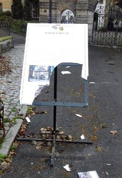 Zamek w Oleśnicy. Wandale zniszczyli tablicę.