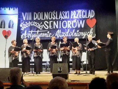 Pierwsze miejsce chóru i zespołu z Oleśnickiego Uniwersytetu III Wieku