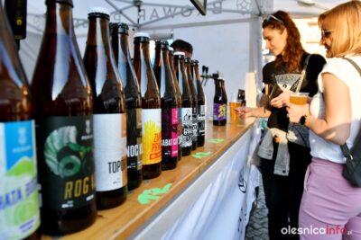 Prawdziwe tłumy na Lotnym Festiwalu Piwa w Oleśnicy [ZDJĘCIA]