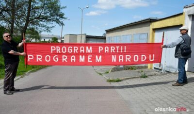 Perełki rodem z PRL. Te transparenty wisiały nad oleśnickimi ulicami [ZDJĘCIA]